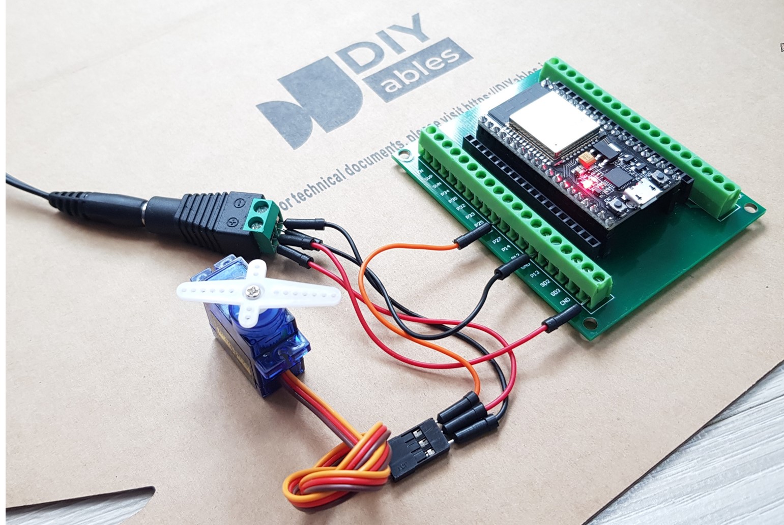 How to connect ESP32 and servo motor